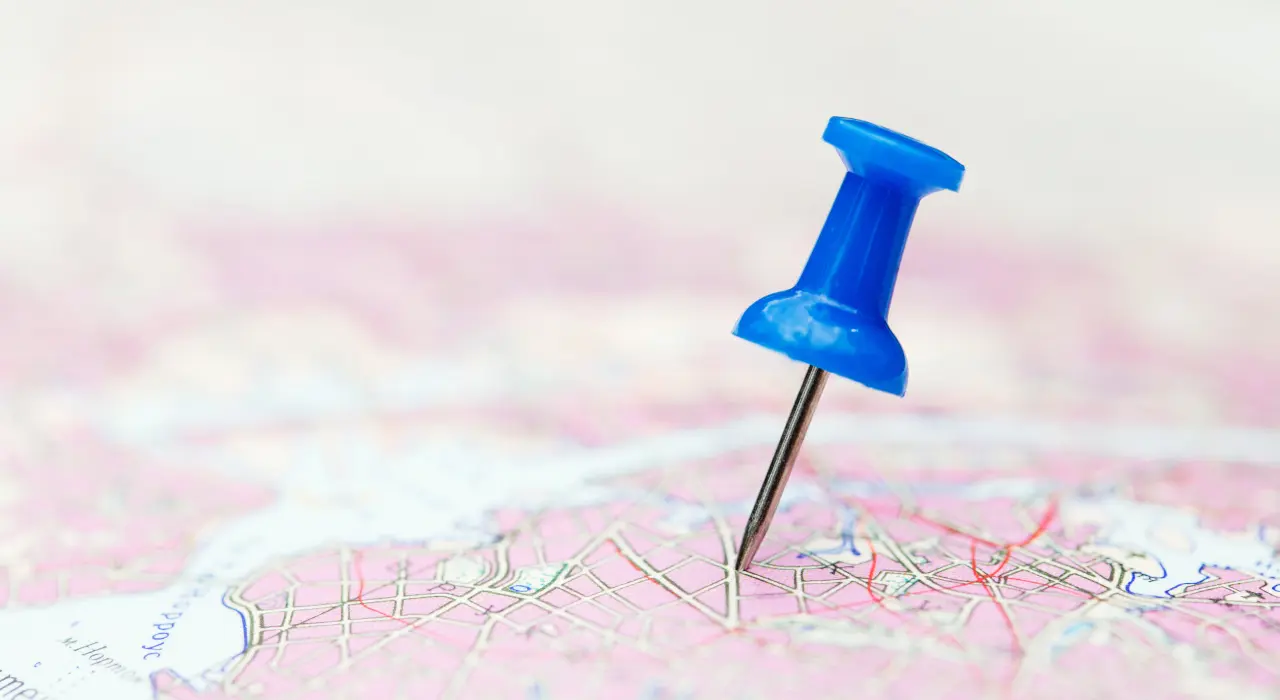ਇੱਕ ਨੀਲੀ ਪਿਨ ਕਾਗਜ਼ ਦੇ ਨਕਸ਼ੇ ਉੱਤੇ ਖ਼ਾਸ ਥਾਂ ‘ਤੇ ਲਗਾਈ ਹੋਈ।