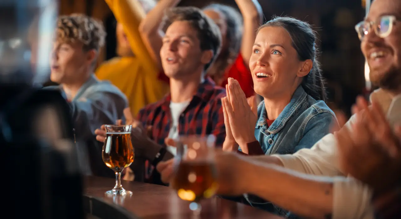 興奮的人群在觀看活動時歡呼鼓掌。