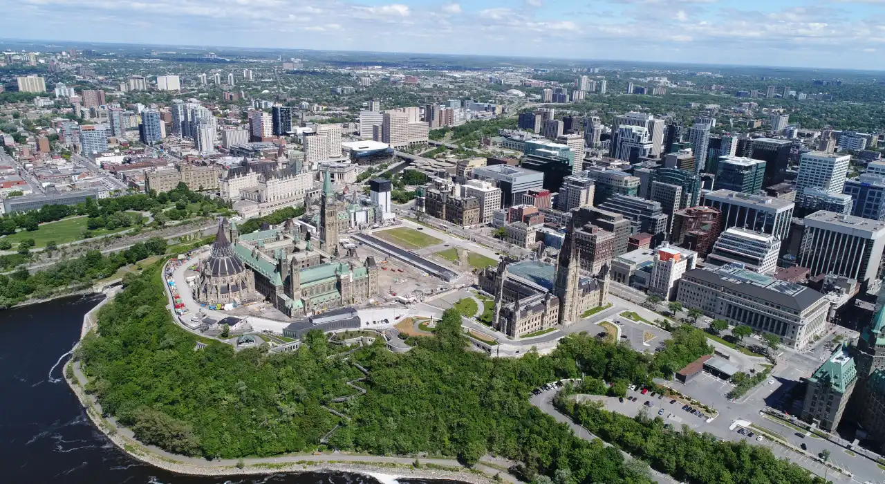 Vue aérienne du centre-ville d’Ottawa, incluant la Colline du Parlement et les édifices gouvernementaux environnants.