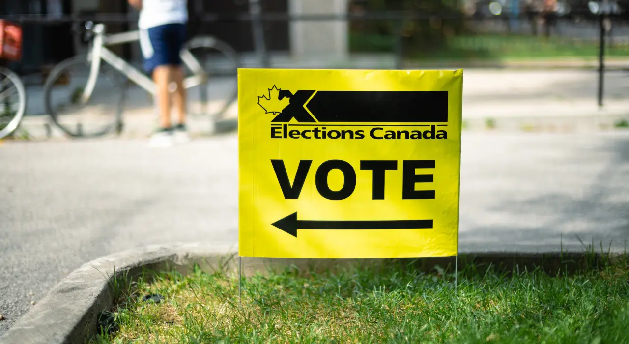 ਇਲੈਕਸ਼ਨਜ਼ ਕੈਨੇਡਾ ਦਾ ਚਮਕੀਲਾ ਪੀਲਾ ਸਾਈਨ, ਜਿਸ ‘ਤੇ «VOTE» ਲਿਖਿਆ ਹੈ।